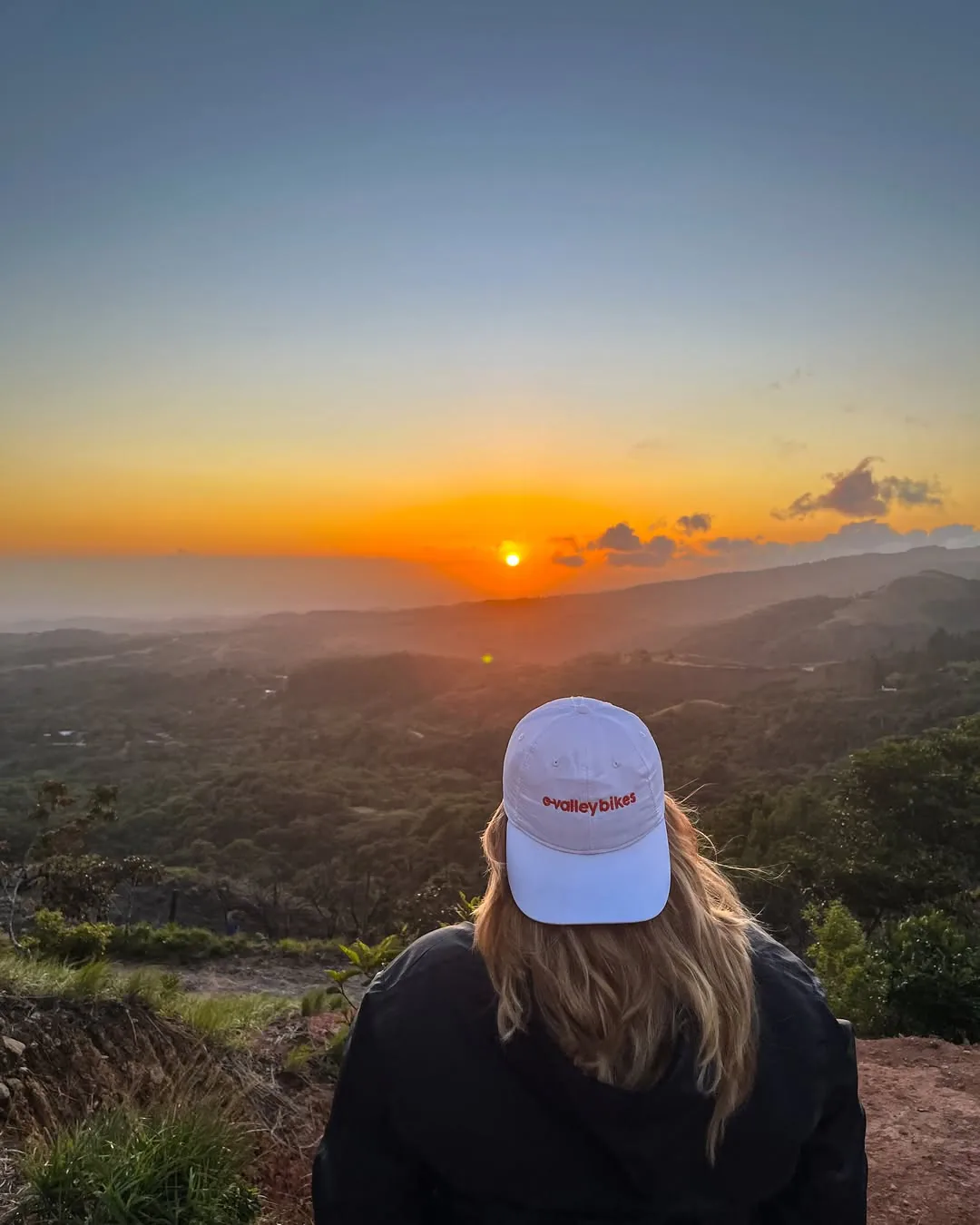 Puesta de sol desde un mirador del cráter — la razón para salir tarde, y para llevar luces.