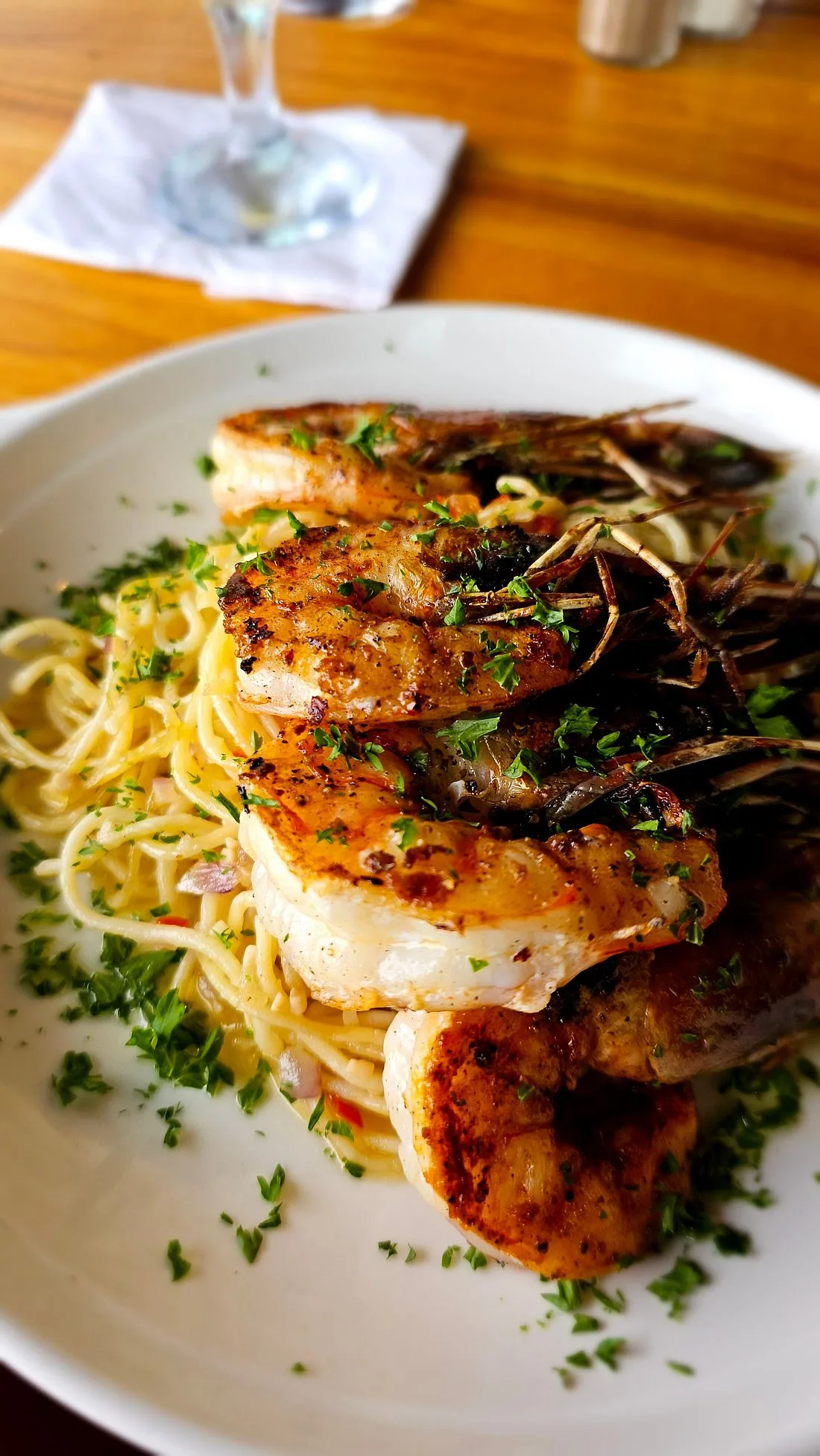 Camarones a la plancha sobre pasta en Restaurante Las Nubes — el tramo alto de la carta de El Valle.