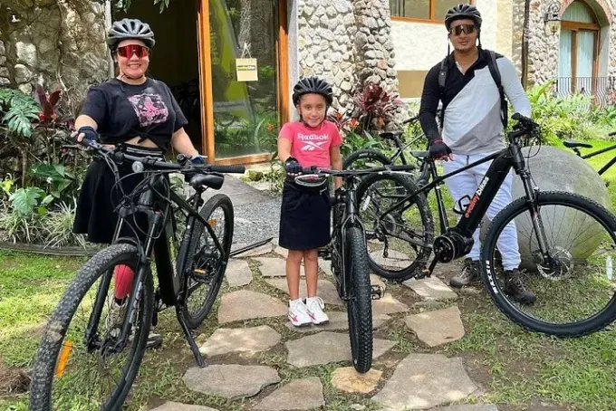 Una familia lista para recorrer El Valle de Antón en bicis eléctricas E-Valley