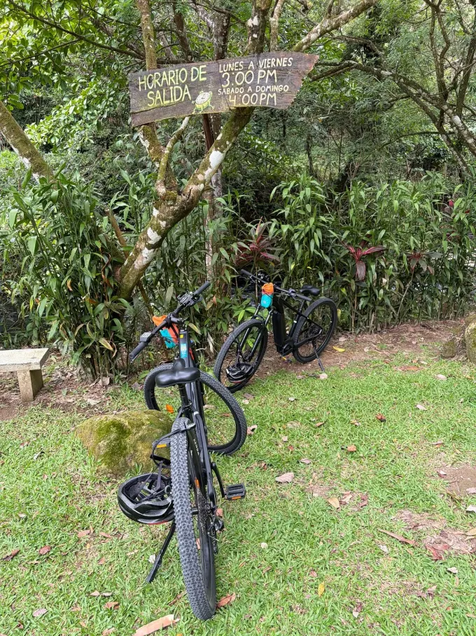 Bicis eléctricas E-Valley bien cuidadas, listas para salir en El Valle de Antón